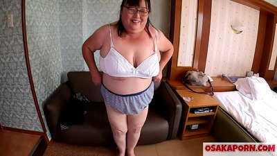 തടിച്ച ജാപ്പനീസ് അമ്മ തന്റെ വലിയ മുലകൾ കാണിക്കുകയും ഒരു സെക്സ് ടോയ് ആസ്വദിക്കുകയും ചെയ്യുന്നു. 51 വയസ്സുള്ള ഒരു ഏഷ്യൻ അമ്മ തന്റെ ലൈംഗികാനുഭവത്തെക്കുറിച്ച് സംസാരിക്കുന്നു. യൂക്കിക്കോ 1 OSAKAPORN ഫാറ്റി മിൽഫ്